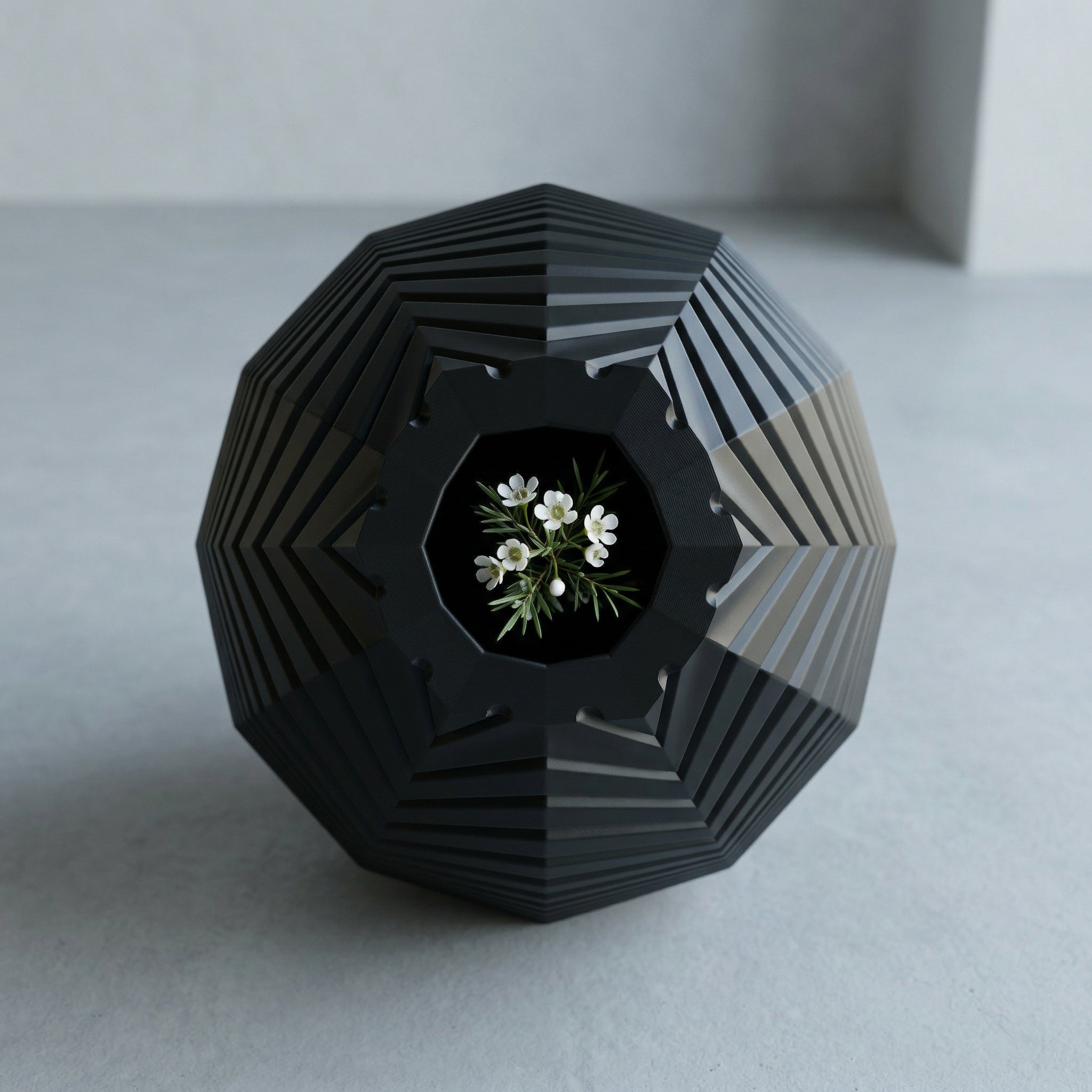 Vaso Cadência Vertical Escultural Preto — foto 6